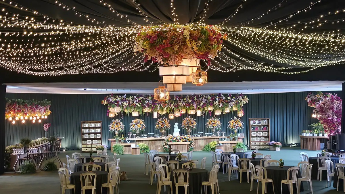 Salão Principal montado com teto de luzes, flores e mesas postas