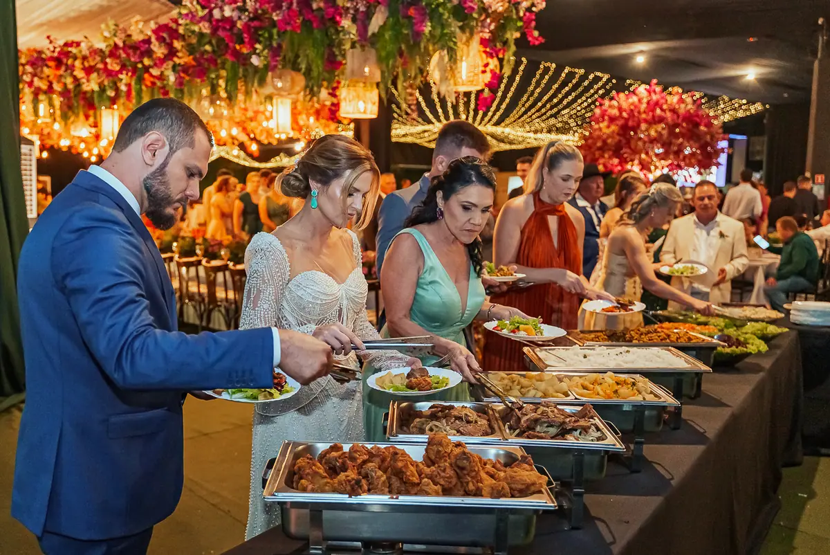 Convidados se servindo no buffet montado