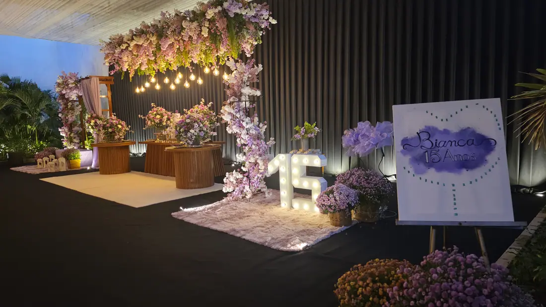 Painel de flores com o número 15 iluminado, montado para festa de debutante