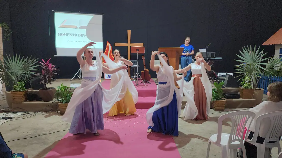 Apresentação de dança litúrgica no palco durante evento religioso